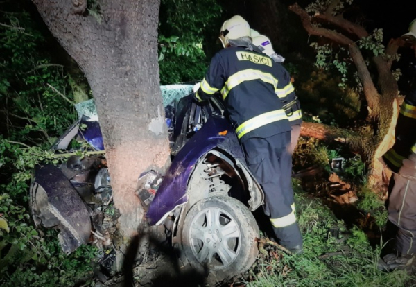 Při nehodě osobního auta u Mochova zemřeli dva lidé