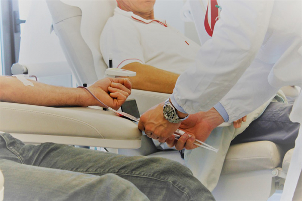 Vyléčení pacienti z covidu-19 můžou pomoci darováním krevní plazmy, nemocnice hledají dárce