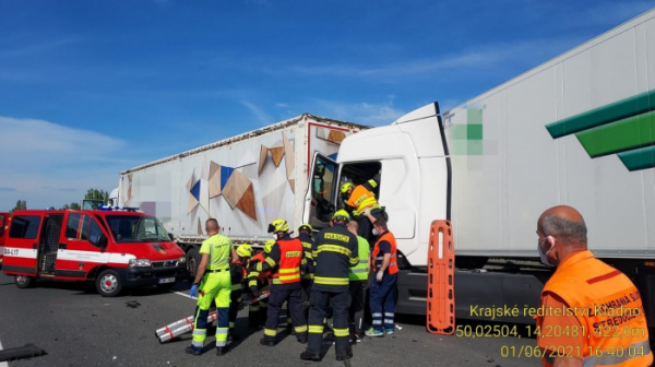 Na dálnici D5 v Rudné u Prahy se srazily tři kamiony