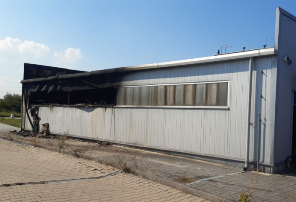 Druhý stupeň poplachu byl vyhlášen při požáru haly v Čelákovicích