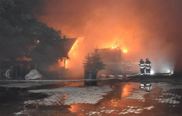 Třetí stupeň poplachu byl vyhlášen při požáru výrobny dřevěných briket nedaleko  Čelákovic