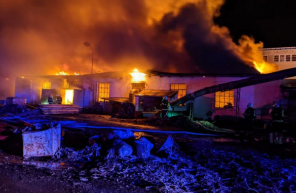 Při požáru haly se dřevem v Čelákovicích zasahovalo přes sto hasičů
